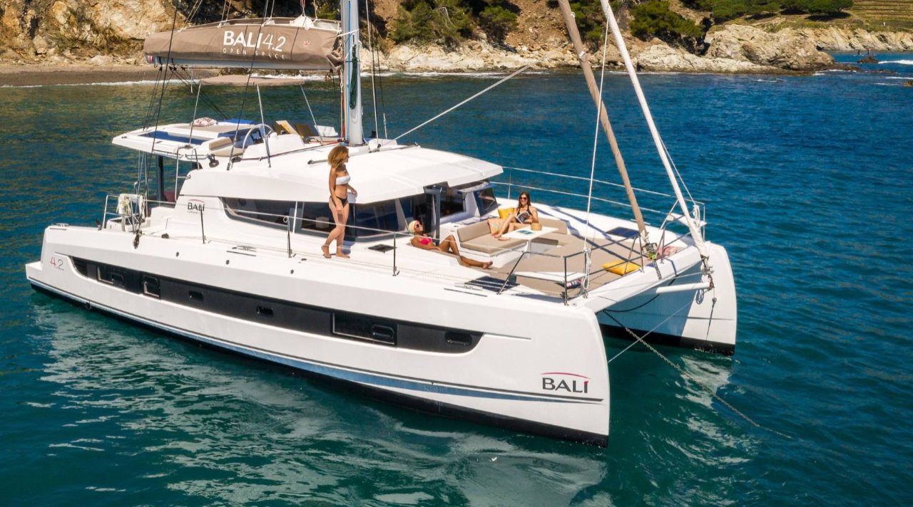 Explora Croacia, Grecia e Italia en un Charter de Catamarán Bali 4.2