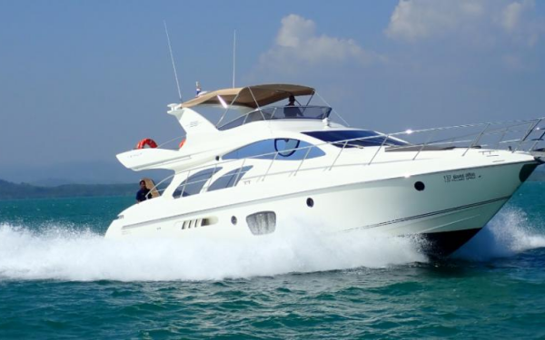 Azimut 55 Pillars