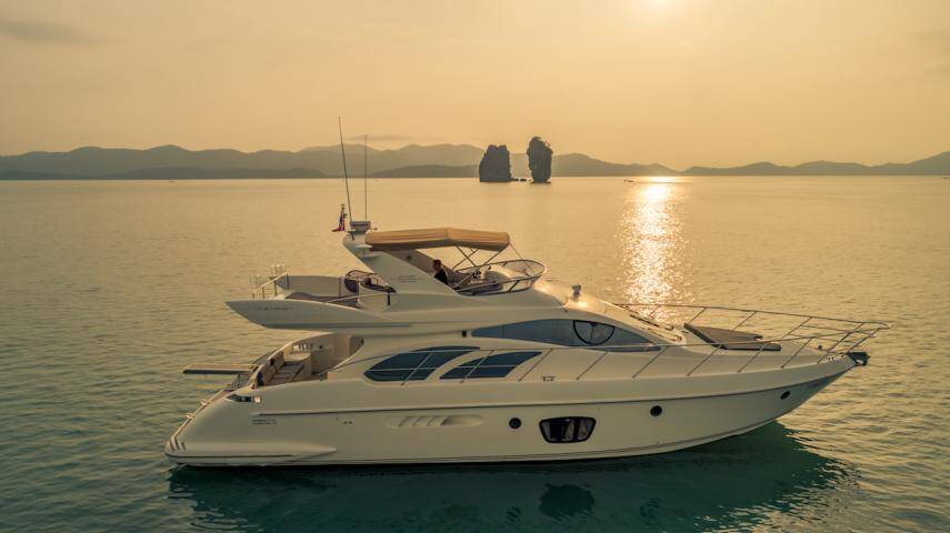 Azimut 55 Pillars