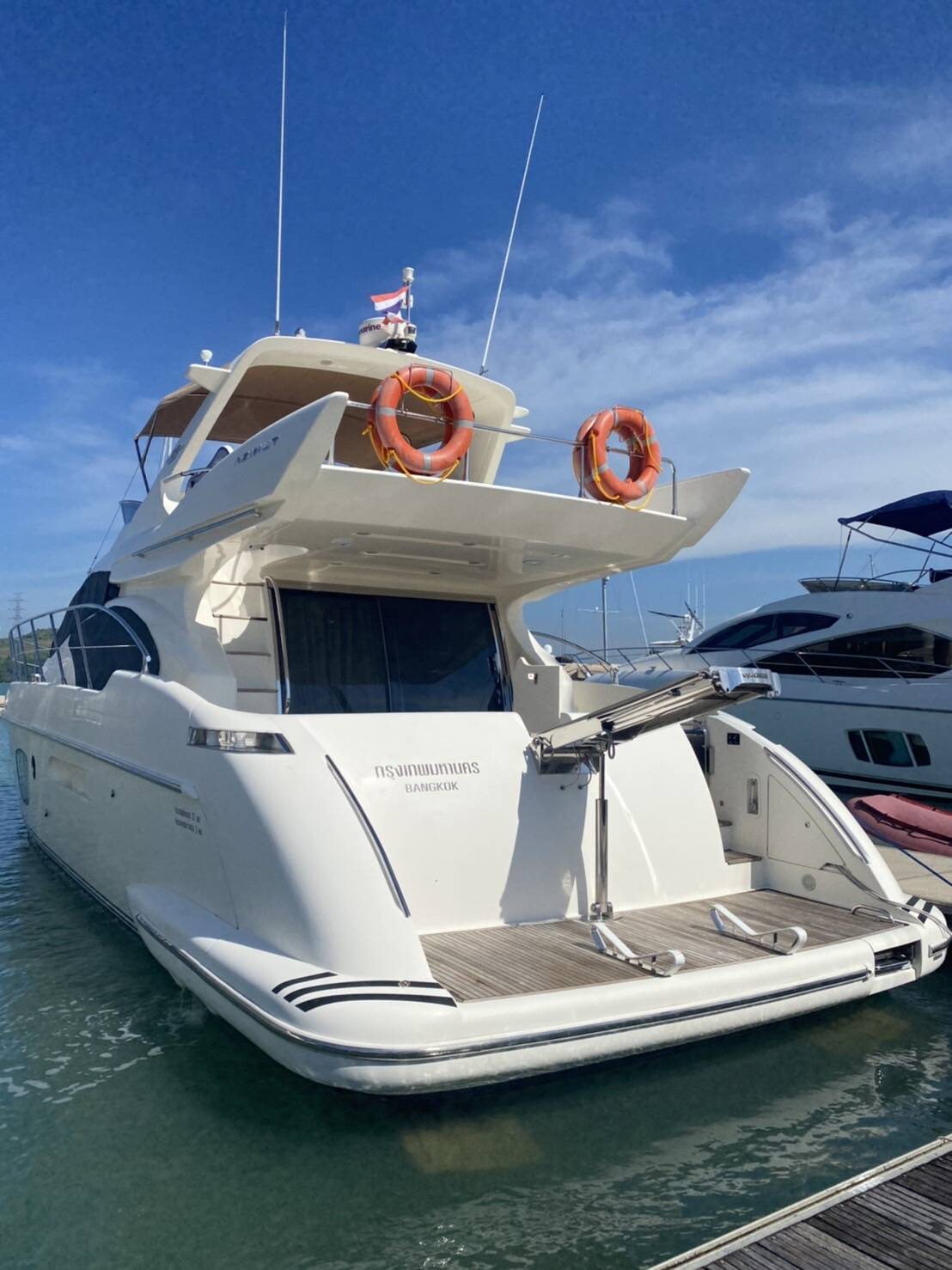 Azimut 55 Pillars