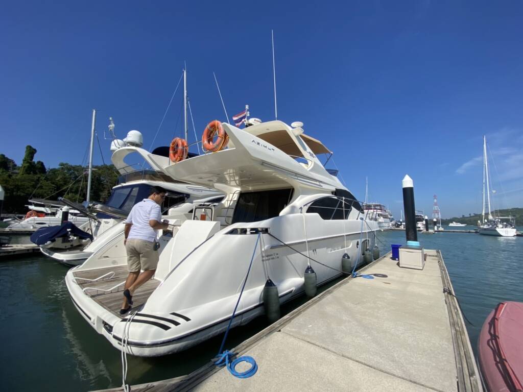 Azimut 55 Pillars