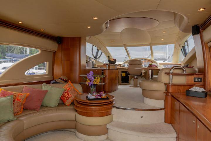 Azimut 55 Pillars