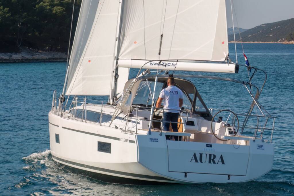 Bavaria C38 Aura