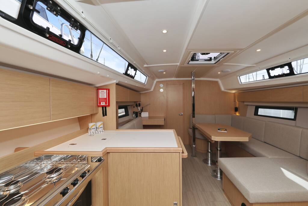 Bavaria C42 Levente