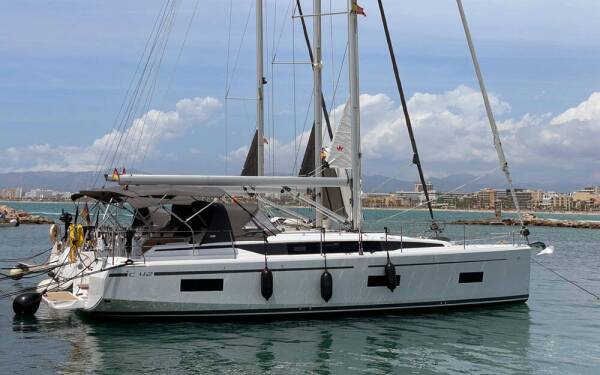 Bavaria C42 Blue Eyes