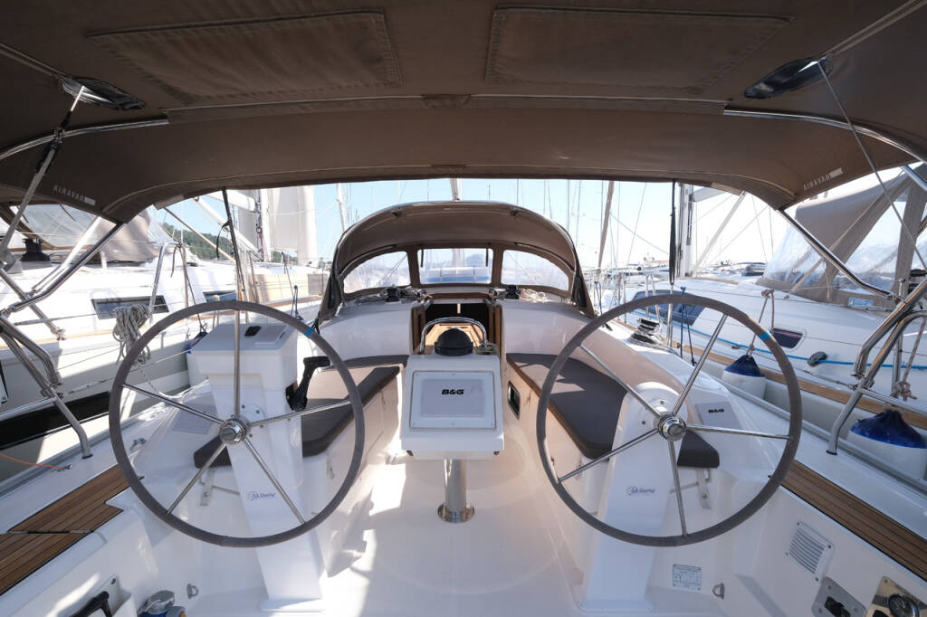 Bavaria Cruiser 34 Dory 2