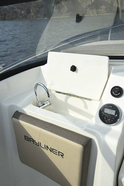 Bayliner VR5 Outboard Cuddy