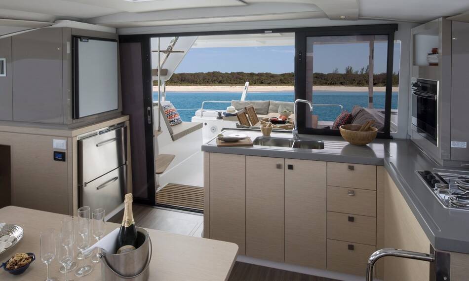 Fountaine Pajot Lucia 40 VAHEVALA 