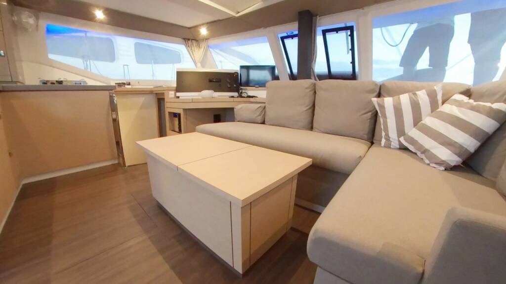 Fountaine Pajot Lucia 40 E-Varka