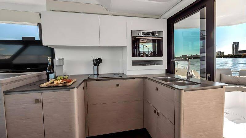 Fountaine Pajot MY5 Red Lyon