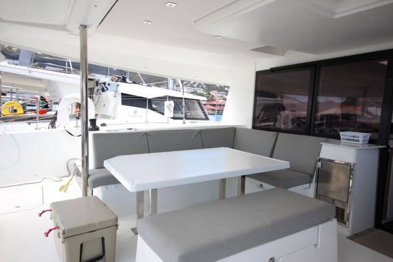 Fountaine Pajot Saba 50 Apres Ski