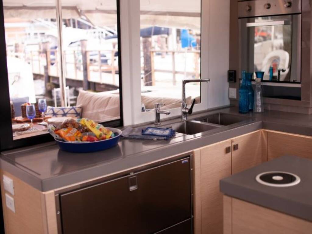 Fountaine Pajot Saona 47 Maestro Dark Star