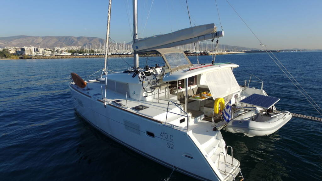 Lagoon 400 S2 Sailing Blue 4