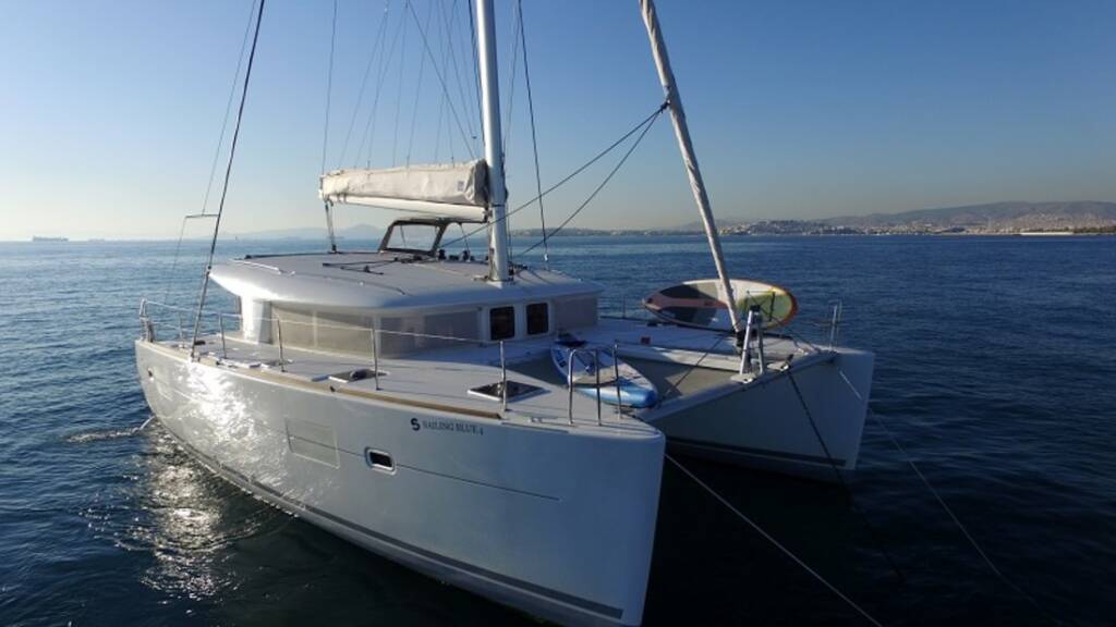 Lagoon 400 S2 Sailing Blue 4