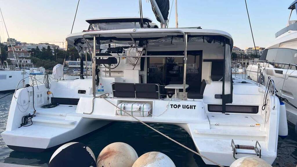 Lagoon 42 Top Light