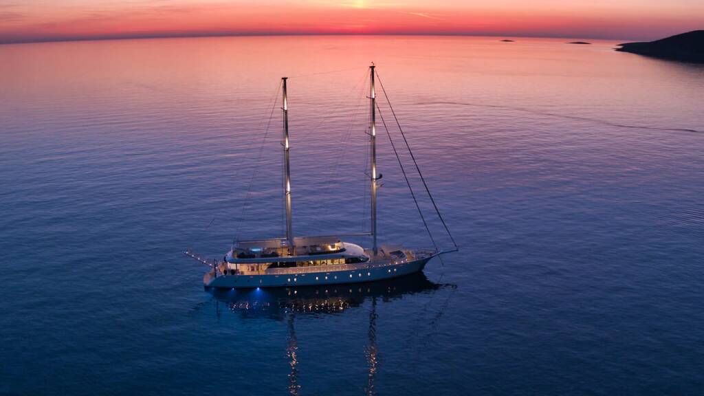 MS Custom Line M/Y Aurum Sky