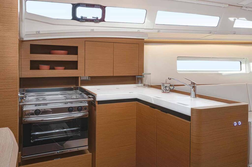 Sun Odyssey 380 Golden eye