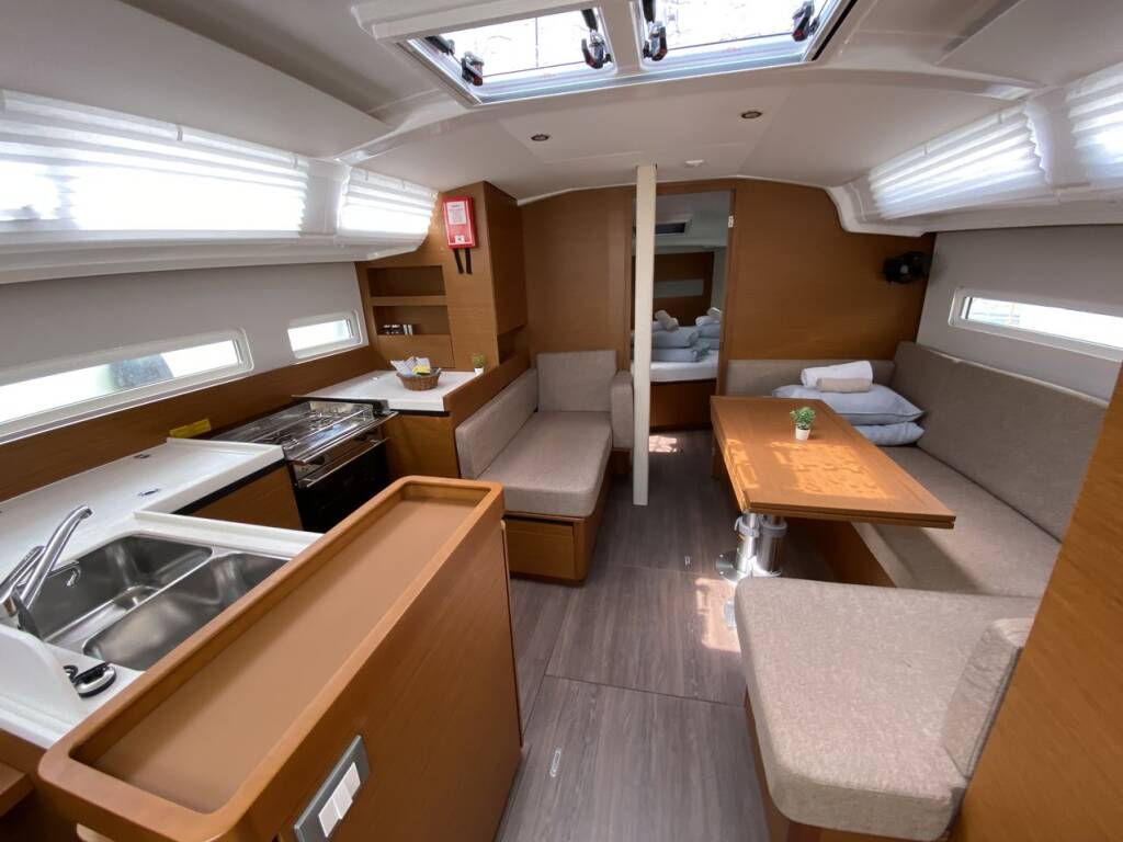 Sun Odyssey 410 night elli