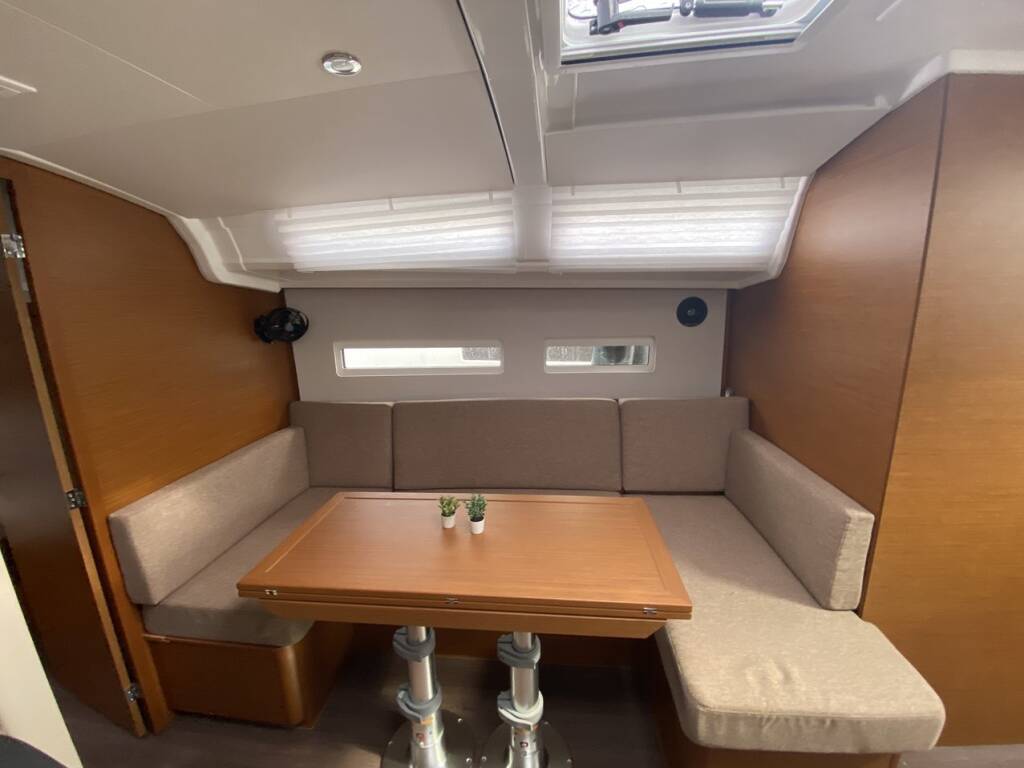 Sun Odyssey 410 night elli