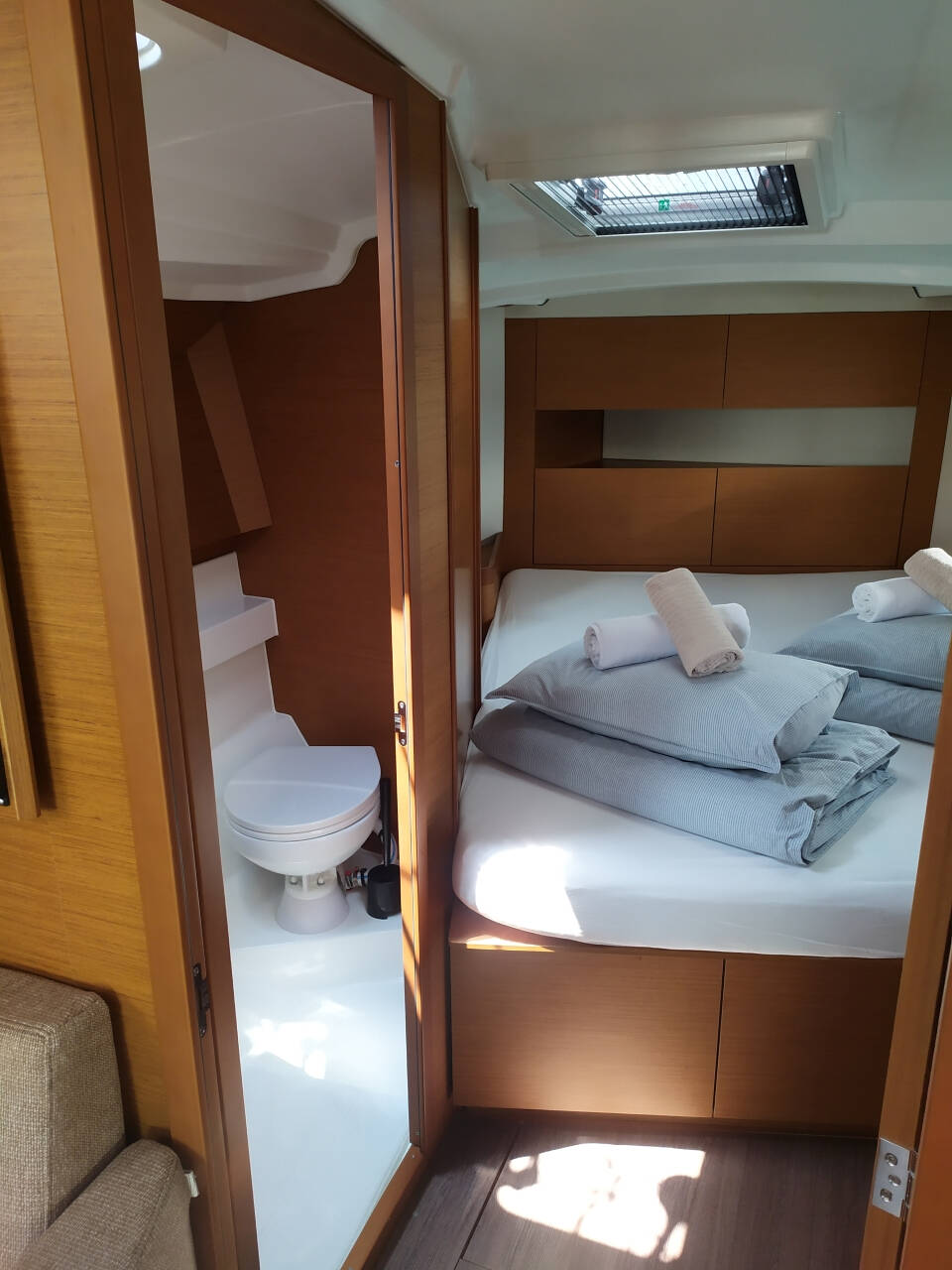 Sun Odyssey 410 night elli