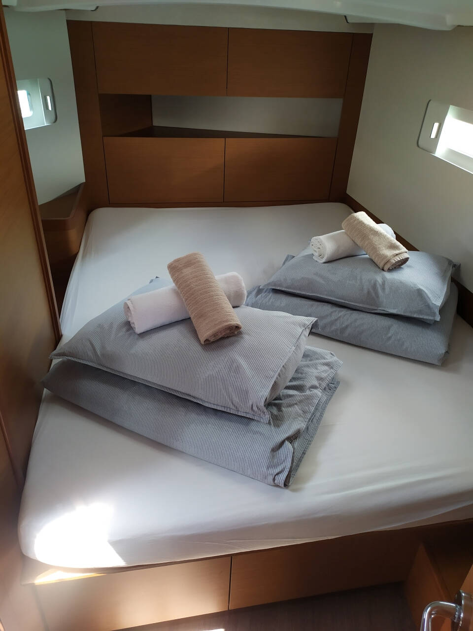 Sun Odyssey 410 night elli