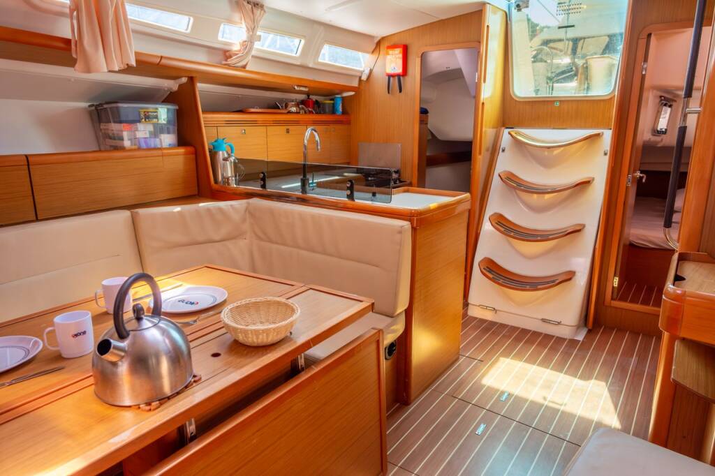 Sun Odyssey 42i Winter Breeze