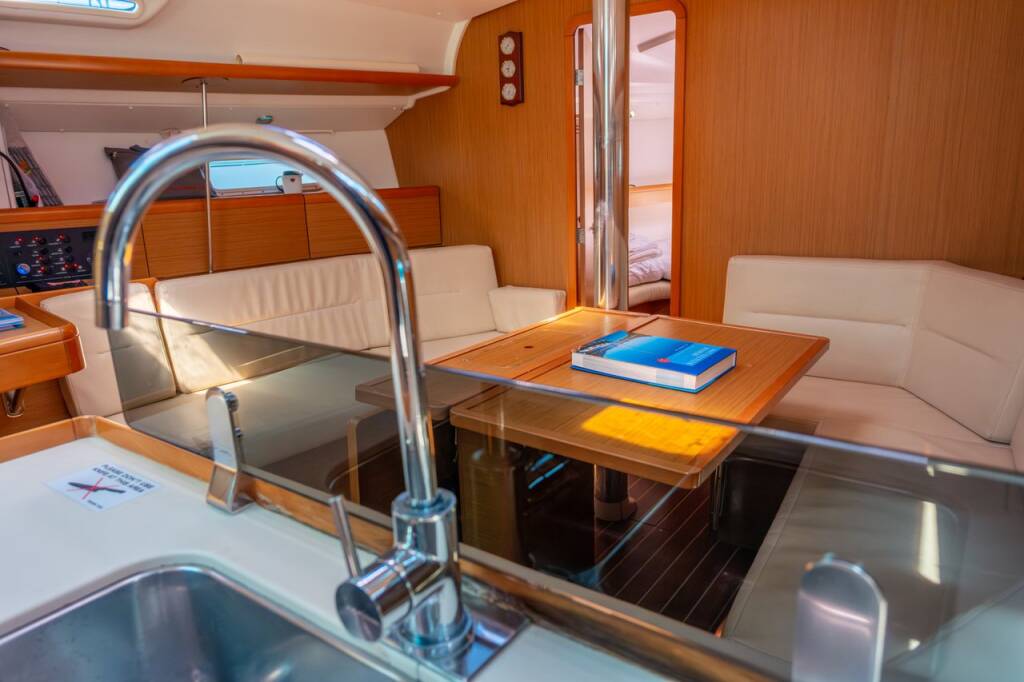 Sun Odyssey 42i Winter Breeze