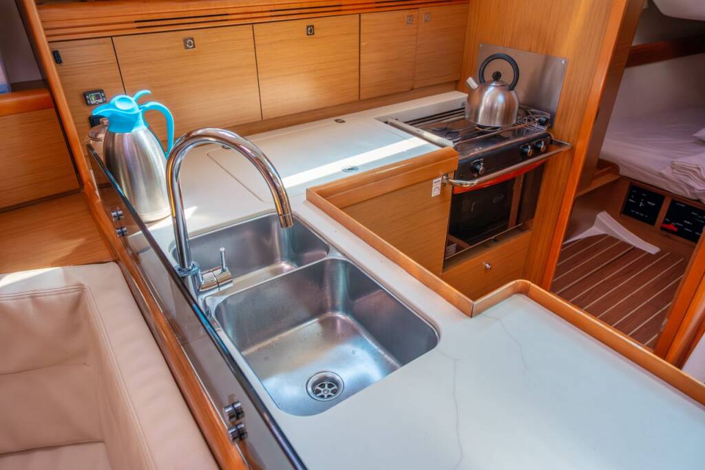 Sun Odyssey 42i Winter Breeze