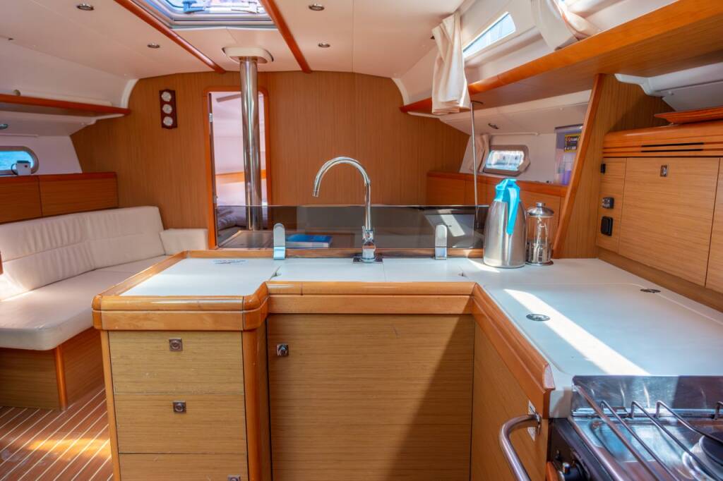 Sun Odyssey 42i Winter Breeze