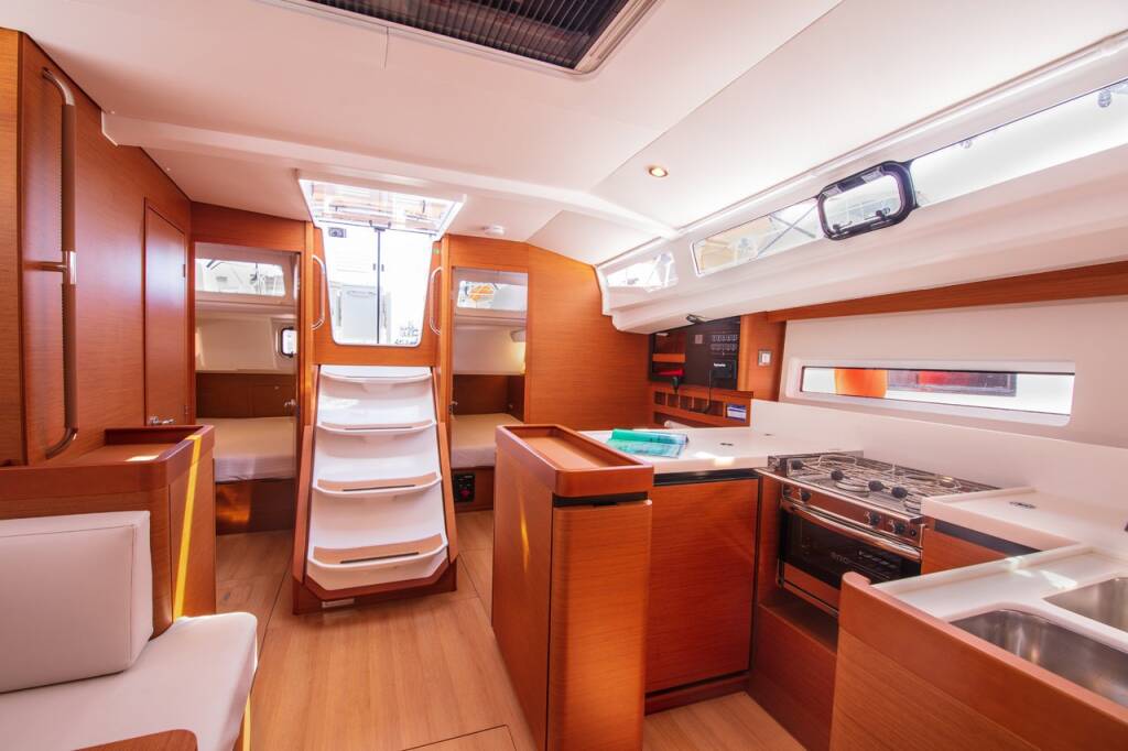 Sun Odyssey 440 Trinity